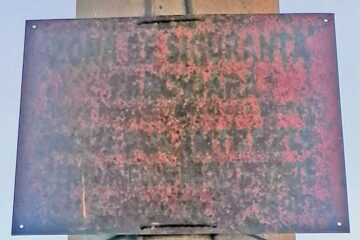 Plăcuțele de avertizare instalate de cei de la CFR au ruginit