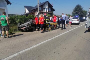O femeie și fiul ei în vârstă de 4 ani, la spital după ce mașina în care se aflau s-a răsturnat