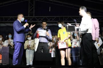 Reprezentanții trupelor de teatru, „e-Real” din Corabia și „Atelierul de Teatru” din Botoșani, primind Marele Premiu