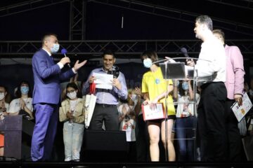 Reprezentanții trupelor de teatru, „e-Real” din Corabia și „Atelierul de Teatru” din Botoșani, primind Marele Premiu