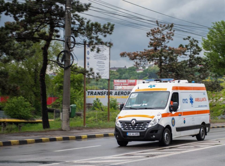 Bărbatul a fost preluat de o ambulanță și transportat la spital Bărbatul a fost preluat de o ambulanță și transportat la spital