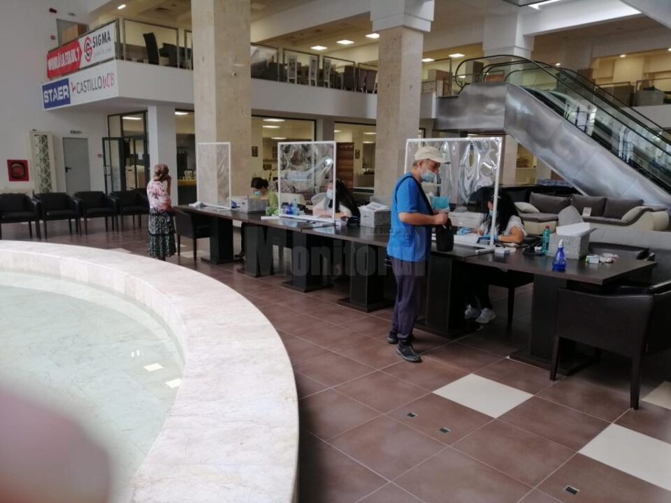 Distribuirea măștilor de protecție pentru categoriile defavorizate se face în incinta Orizont Plaza, de lângă fosta Billa, între orele 9.00-17.00