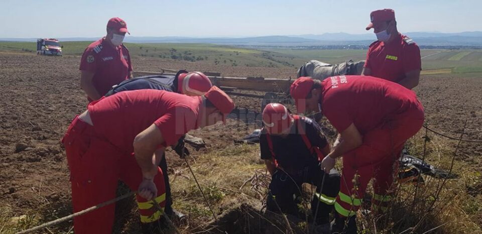 Bărbat salvat de pompieri din fântâna în care a intrat după o capră