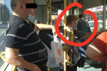 Călător cu masca sub bărbie, la doi păși de taxatoare (marcată cu cercul roșu)