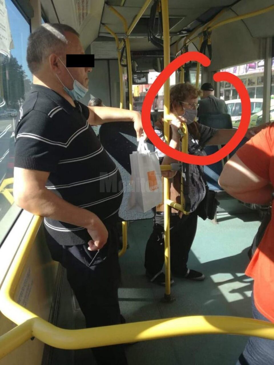 Călător cu masca sub bărbie, la doi păși de taxatoare (marcată cu cercul roșu) Călător cu masca sub bărbie, la doi păși de taxatoare (marcată cu cercul roșu)