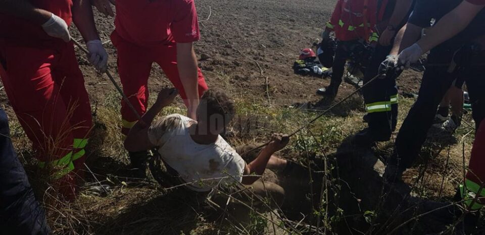 Bărbat salvat de pompieri din fântâna în care a intrat după o capră