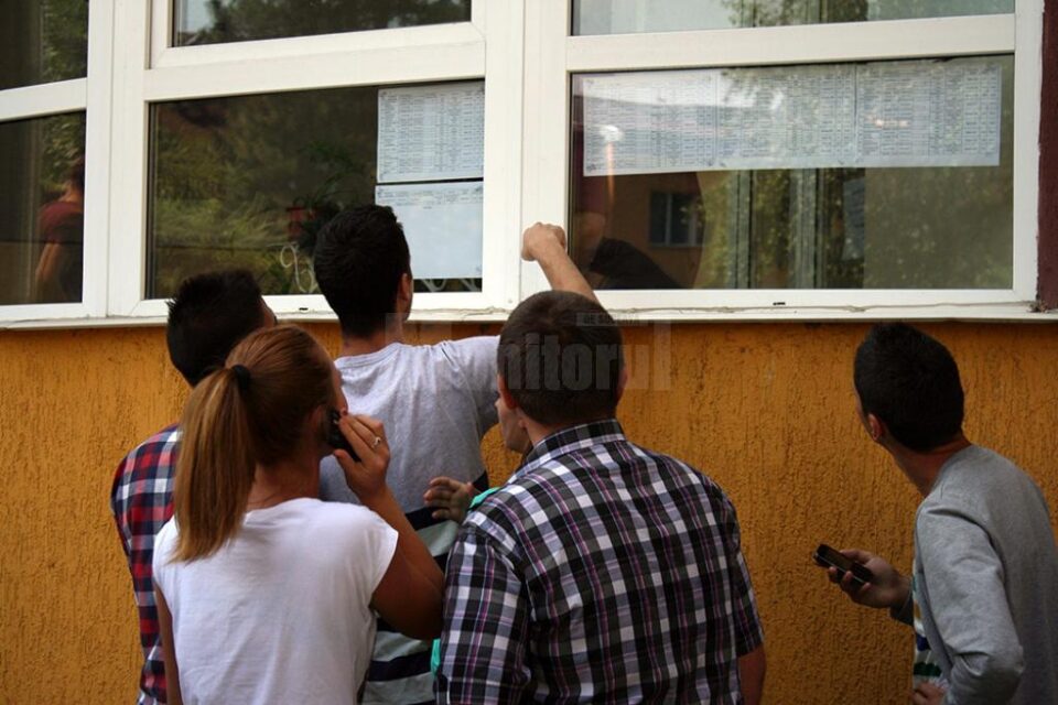 Elevii de 10 la examenele naționale, premiați de Ministerul Educației Elevii de 10 la examenele naționale, premiați de Ministerul Educației