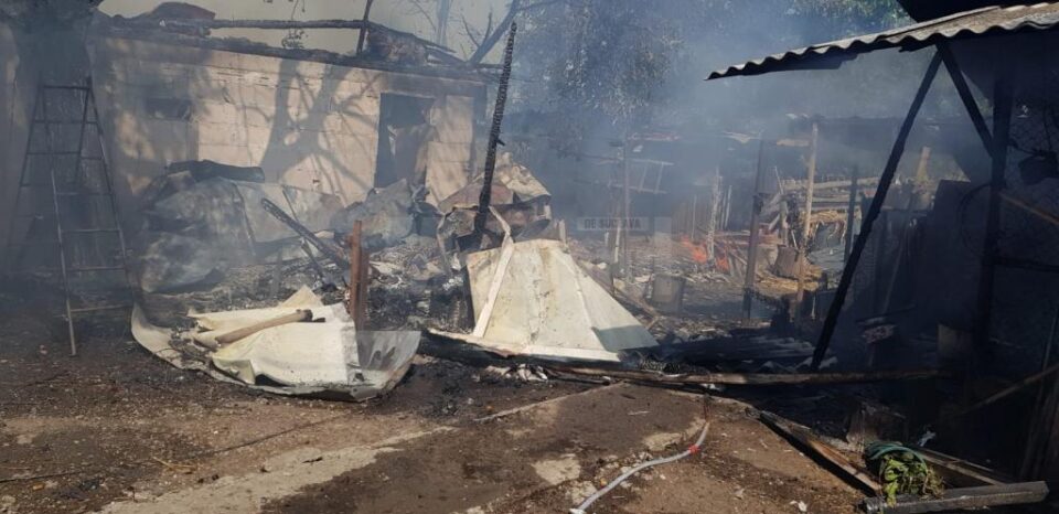 A provocat un incendiu devastator după ce a igienizat poiata păsărilor cu flacără