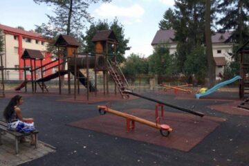 Unul dintre locurile de joacă amenajate în ultimii 3 ani, cu fonduri de la bugetul local al Primăriei Rădăuți