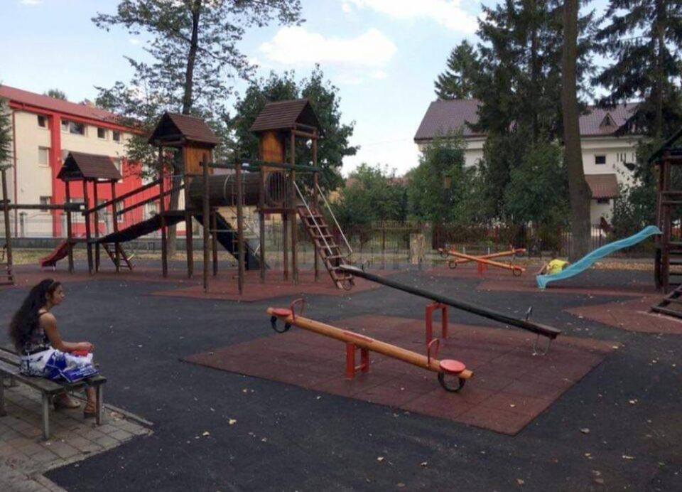 Unul dintre locurile de joacă amenajate în ultimii 3 ani, cu fonduri de la bugetul local al Primăriei Rădăuți