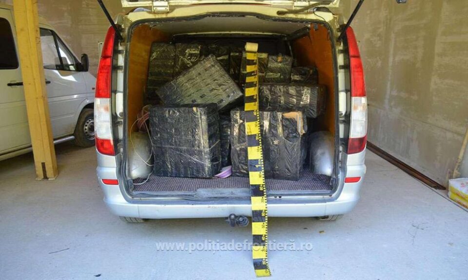 Microbuz cu țigări de peste 35.000 de euro, capturat la Straja