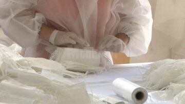 Cu 70 de angajați și credite în bănci, ca să reziste, un sucevean s-a adaptat la producerea de măști medicale
