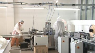 Cu 70 de angajați și credite în bănci, ca să reziste, un sucevean s-a adaptat la producerea de măști medicale