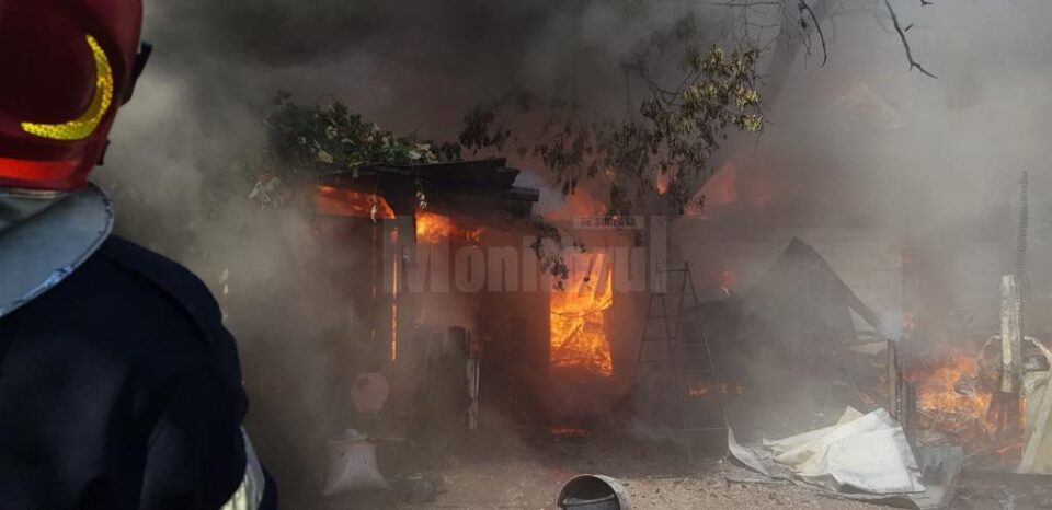 A provocat un incendiu devastator după ce a igienizat poiata păsărilor cu flacără