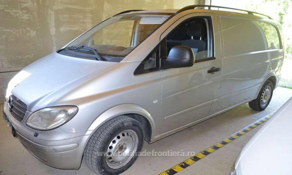 Microbuz cu țigări de peste 35.000 de euro, capturat la Straja