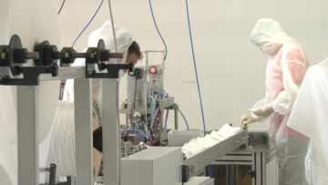 Cu 70 de angajați și credite în bănci, ca să reziste, un sucevean s-a adaptat la producerea de măști medicale