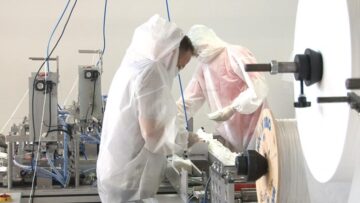 Cu 70 de angajați și credite în bănci, ca să reziste, un sucevean s-a adaptat la producerea de măști medicale