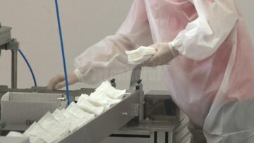 Cu 70 de angajați și credite în bănci, ca să reziste, un sucevean s-a adaptat la producerea de măști medicale