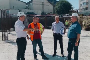 Primarul Sucevei, Ion Lungu. și viceprimarul Lucian Harșovschi, la șantierul de modernizare a Pieței George Enescu