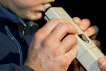 Beat la volan, a rupt un stâlp cu mașina