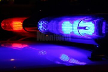 Un șofer în vârstă de 20 de ani a depășit poliția pe linia continuă, a ignorat focurile de armă și a intrat în mașina echipajului Foto stirinationale.eu