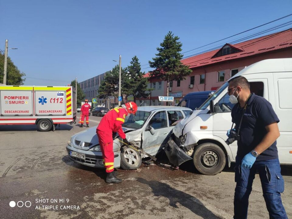 O mașină în care erau trei adulți și doi copii, lovită violent pe o stradă din Suceava