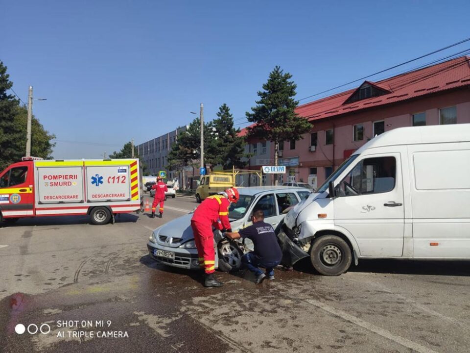 O mașină în care erau trei adulți și doi copii, lovită violent pe o stradă din Suceava