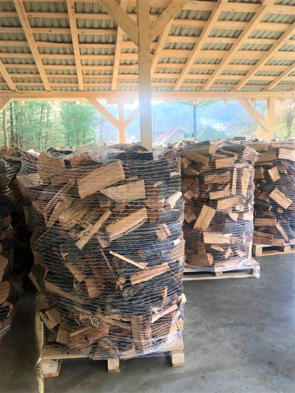 Prețul mediu de vânzare a lemnului pentru foc este de 175 lei pe metrul cub, fără TVA Prețul mediu de vânzare a lemnului pentru foc este de 175 lei pe metrul cub, fără TVA