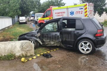 Autoturismul în care se aflau cei trei tineri