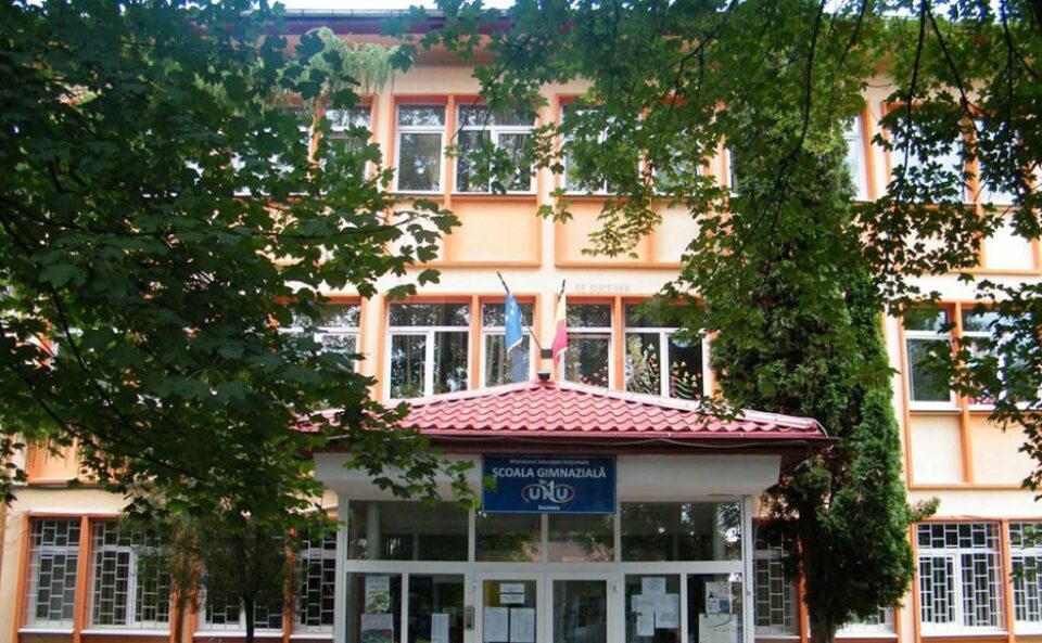 Doi angajați ai Școlii Gimnaziale Nr. 1 Suceava au fost confirmați cu Covid-19 Doi angajați ai Școlii Gimnaziale Nr. 1 Suceava au fost confirmați cu Covid-19