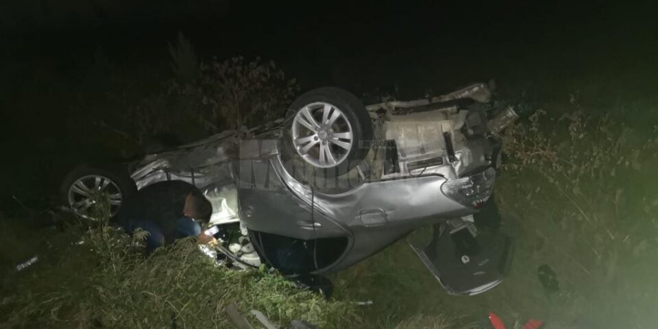 Un al doilea autoturism a fost proiectat si s-a rasturnat in afara drumului