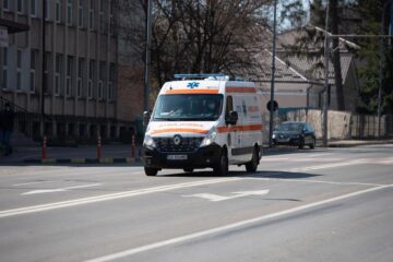 Femeia rănită a fost preluată de o ambulanță