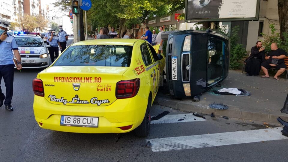Mașina condusă de preot s-a rasturnat. Foto Ziarul de Iași