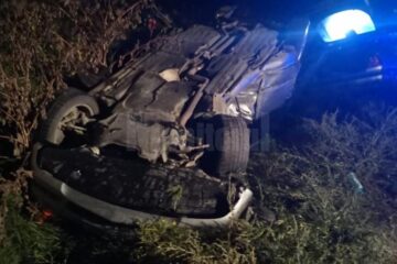 Unul dintre autoturismele implicate in accident si rasturnat in afara drumului