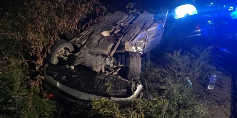 Unul dintre autoturismele implicate in accident si rasturnat in afara drumului