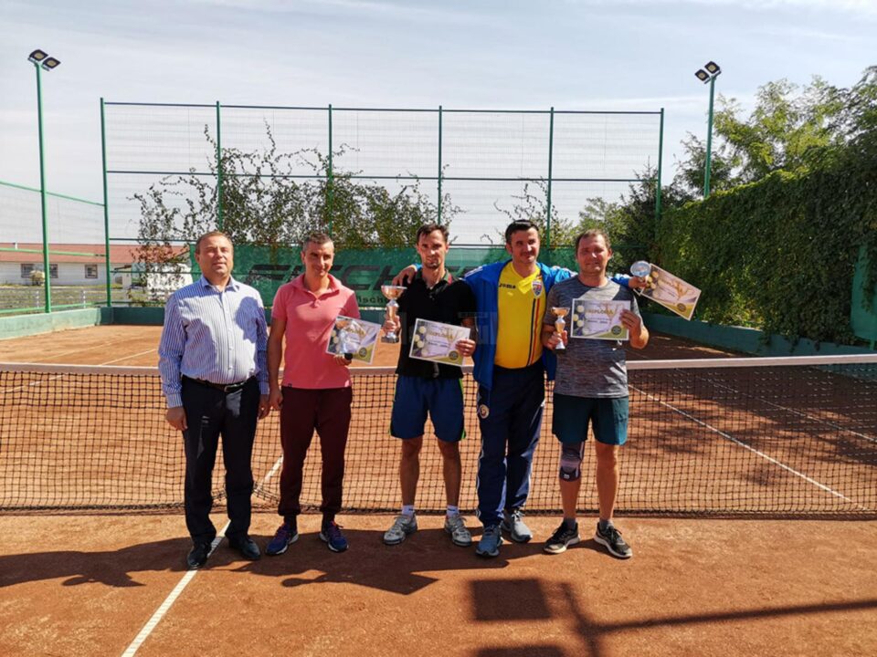 Laureații ediției a IV-a a Memorialului Vasile Pescaru au fost premiați de către Tomita Onisii, primarul din Liteni Laureații ediției a IV-a a Memorialului Vasile Pescaru au fost premiați de către Tomita Onisii, primarul din Liteni