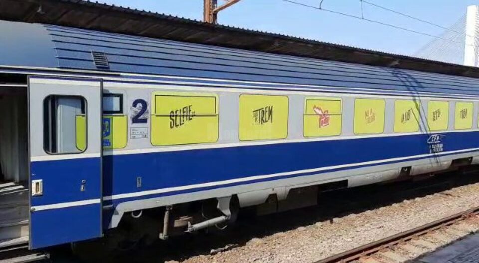 Vagon personalizat cu mesaje ale campaniei