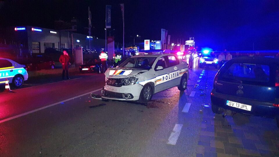 Mașina de poliție a fost avariată destul de serios