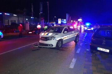 Mașina de poliție a fost avariată destul de serios