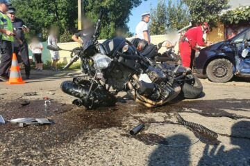 Impactul dintre motocicletă și mașină a fost violent