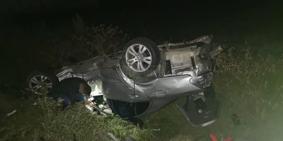 Autoturismul Mitsubishi a fost proiectat și răsturnat în afara drumului Autoturismul Mitsubishi a fost proiectat și răsturnat în afara drumului