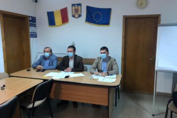 Subprefectul Daniel Prorociuc, inspectorul școlar general, Grigore Bocanci și inspectorul școlar general adjunct Ioan Puiu, la videoconferinta cu directorii de școli