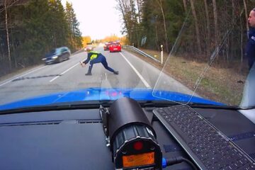 Banda de cuie aruncată în fața unei mașini, demonstrație a polițiștilor din Estonia