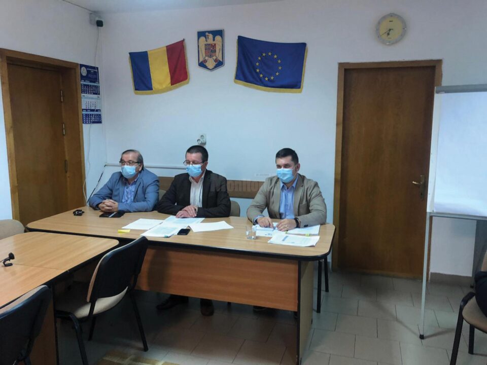 Subprefectul Daniel Prorociuc, inspectorul școlar general, Grigore Bocanci și inspectorul școlar general adjunct Ioan Puiu, la videoconferinta cu directorii de școli