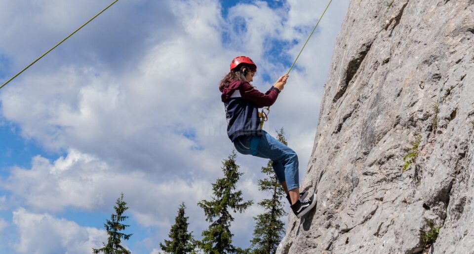 Alpinism în Munții Rarău pentru voluntarii din Asociația Tinerilor Ortodocși Suceveni