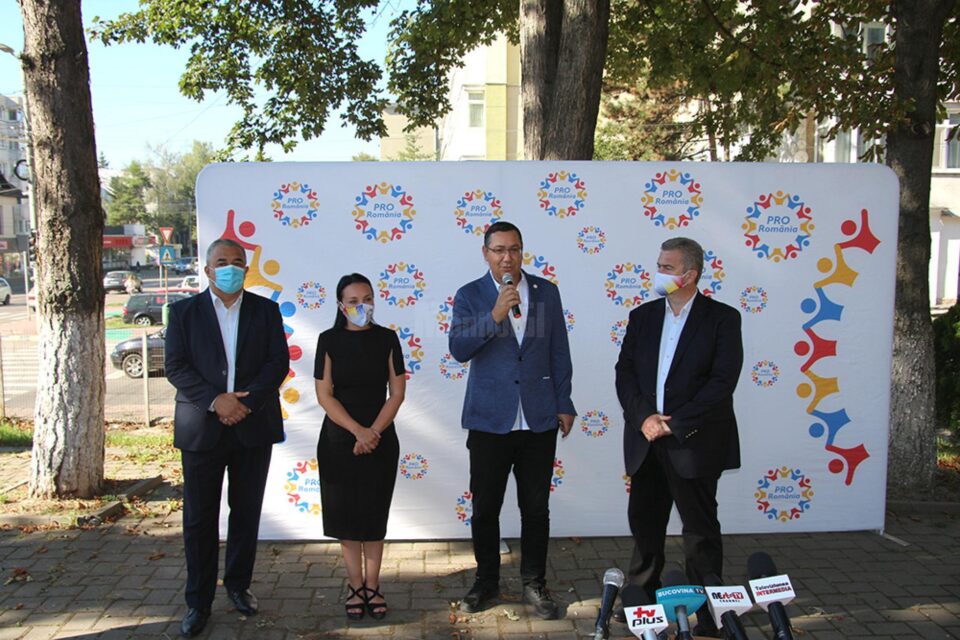 Președintele Pro România, Victor Ponta, s-a aflat, miercuri, în județul Suceava pentru a-i susține pe candidații acestui partid pentru președinția Consiliului Județean, Alexandru Harja Samsonescu, și Primăria Suceava, Florin Sinescu Președintele Pro România, Victor Ponta, s-a aflat, miercuri, în județul Suceava pentru a-i susține pe candidații acestui partid pentru președinția Consiliului Județean, Alexandru Harja Samsonescu, și Primăria Suceava, Florin Sinescu
