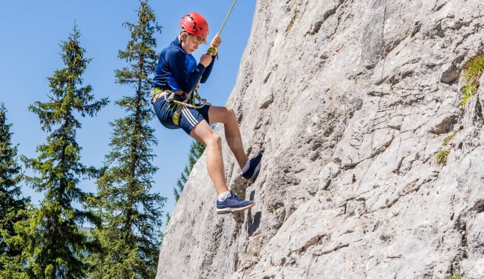 Alpinism în Munții Rarău pentru voluntarii din Asociația Tinerilor Ortodocși Suceveni