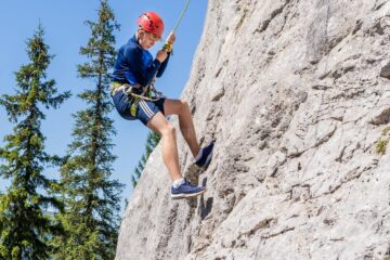 Alpinism în Munții Rarău pentru voluntarii din Asociația Tinerilor Ortodocși Suceveni