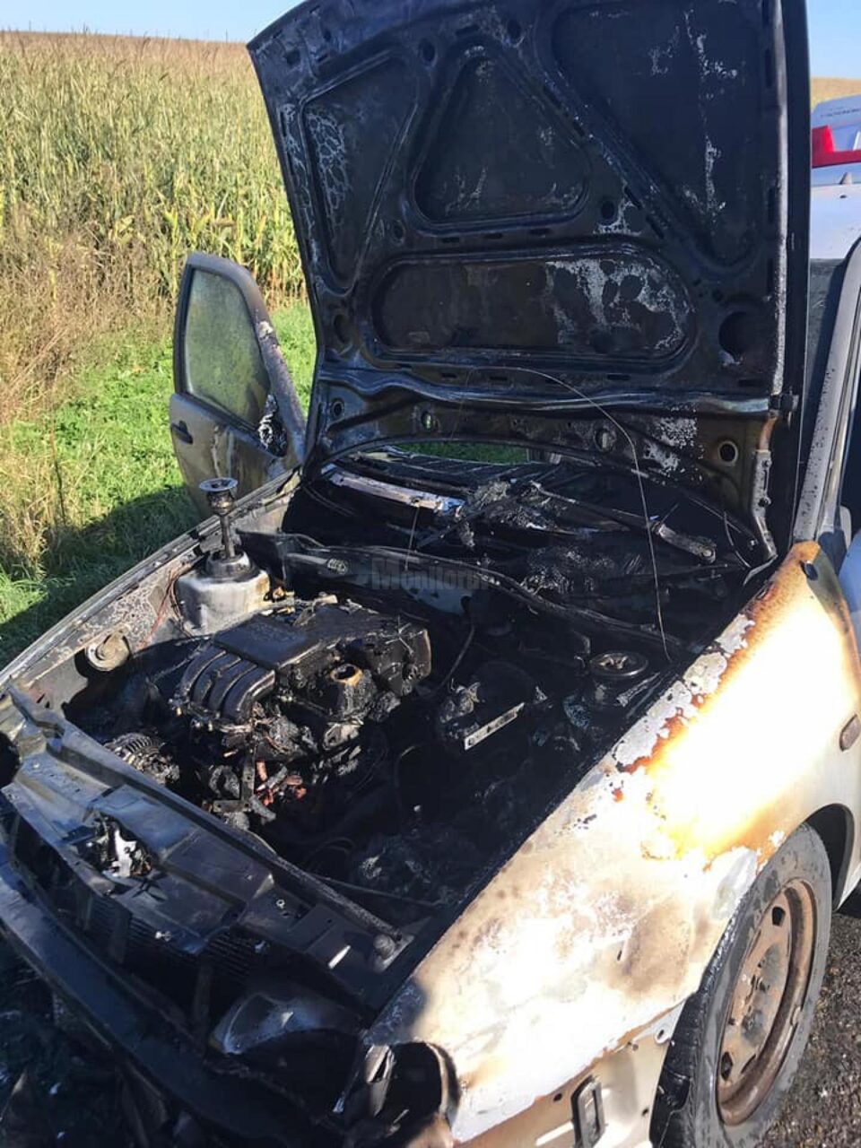 Un pompier a stins o mașină care ardea, în timp ce mergea spre casă, după tura de noapte