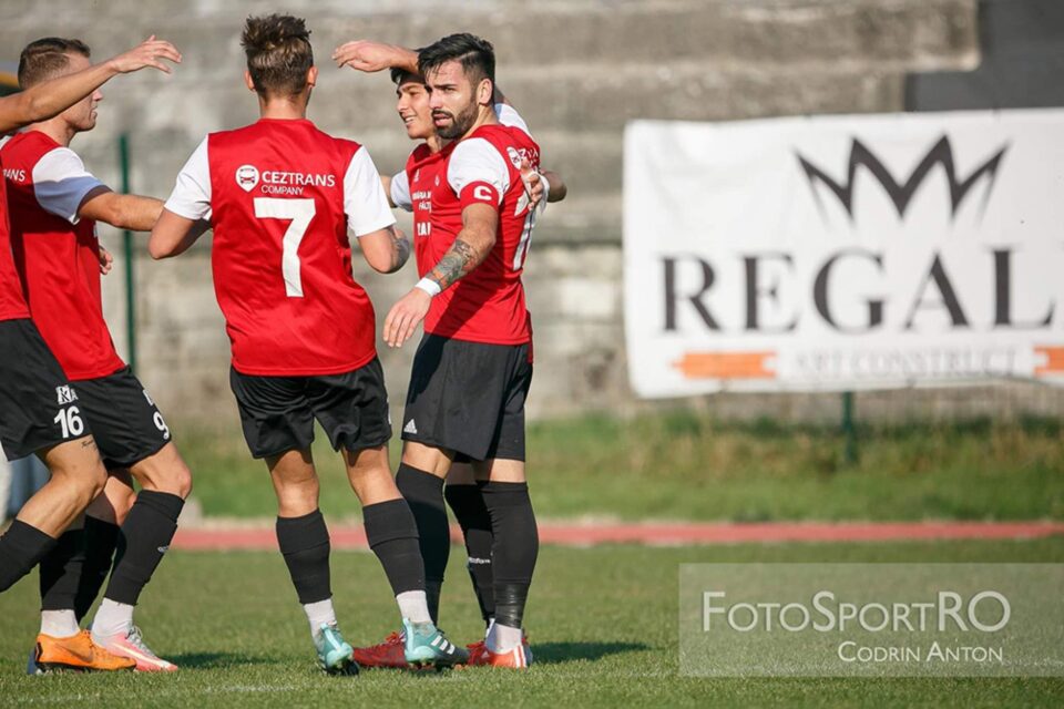 Eduard Julei este felicitat de colegi după reușita din minutul 16. Foto Codrin Anton (FotoSport) Eduard Julei este felicitat de colegi după reușita din minutul 16. Foto Codrin Anton (FotoSport)